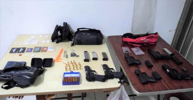 湖内警方侦破枪毒案，起出证物一批，包含改造手枪、子弹、武士刀等。（翻摄照片／林瑞益高雄传真）