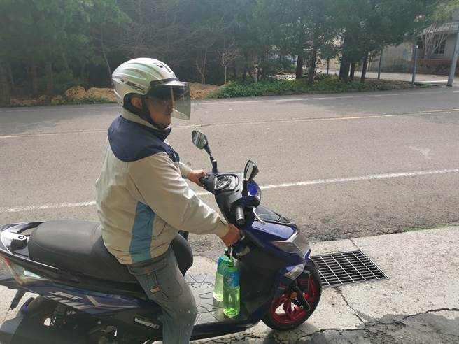 根女伯父在車禍發生後協助胞弟照料家裡。（謝明俊攝）