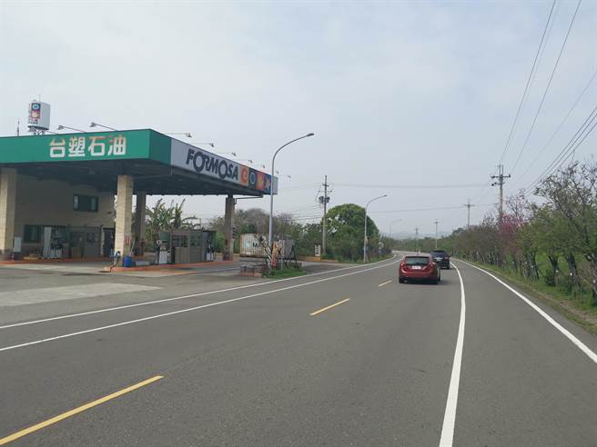 車禍發生的苗124乙線台塑加油站前路段恰好是一處大彎道。（謝明俊攝）