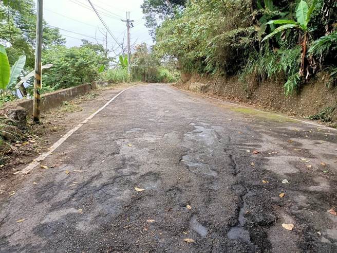 新社区永柜农路路面施工前。（台中市水利局提供／陈淑娥台中传真）