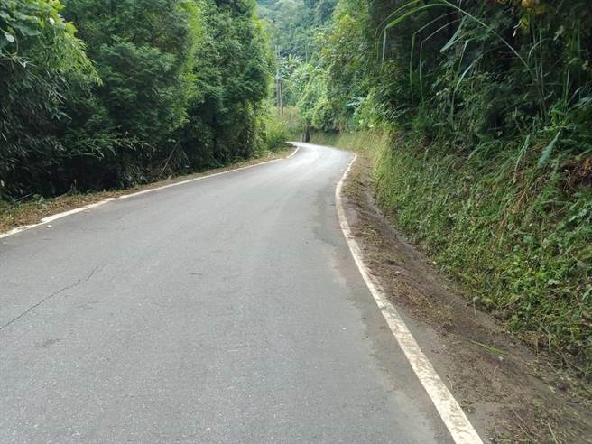 新社区永柜农路杂草锄草后。（台中市水利局提供／陈淑娥台中传真）