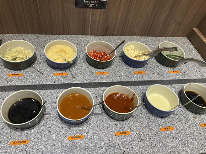 「本格和牛烧肉放题」为了迎合不同口味喜好的消费者，推出多样的「特色沾酱」。（冯惠宜摄）