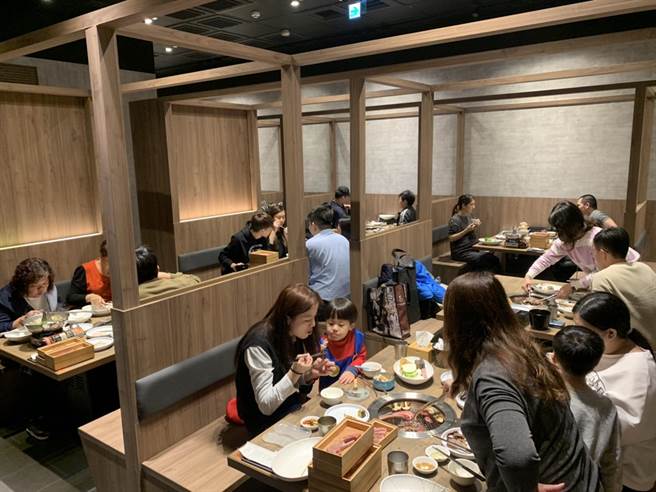 「本格和牛烧肉放题」崇德店开幕期庆即日起到3月5日推出享「4人同行88折、6人同行78折优惠」也吸引许多饕客228连假揪亲朋好友来嗑肉 （冯惠宜摄）