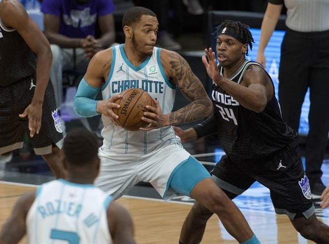 黄蜂前锋华盛顿(左)猛砍42分，压过创下新纪录的国王后卫希尔德(右)，黄蜂以1分之差险胜。（美联社）