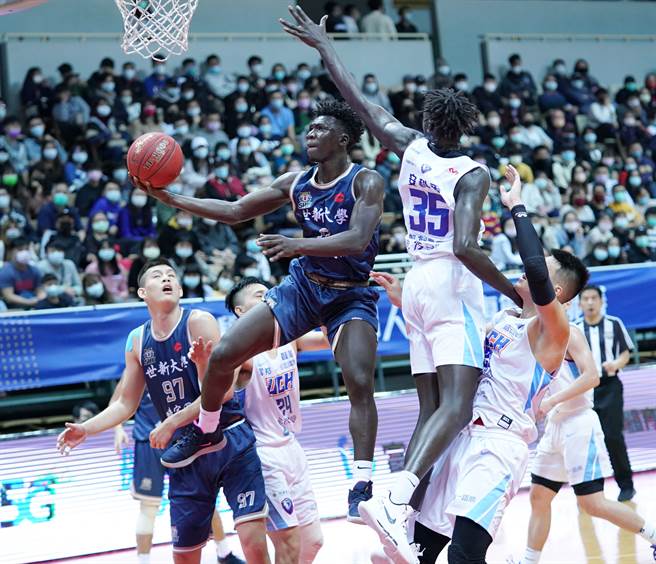 世新阿巴西（中）是球队主力，帮助球队目前在UBA 8强复赛全力竞争4强门票。（资料照／大专体总提供）