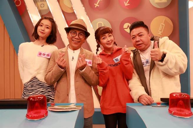 姜依倫（左起）、許傑輝、籃籃、董至成開心同框。（民視提供）