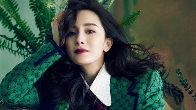 杨幂近日登上杂志封面大秀好身材。（图／微博@红秀Grazia）