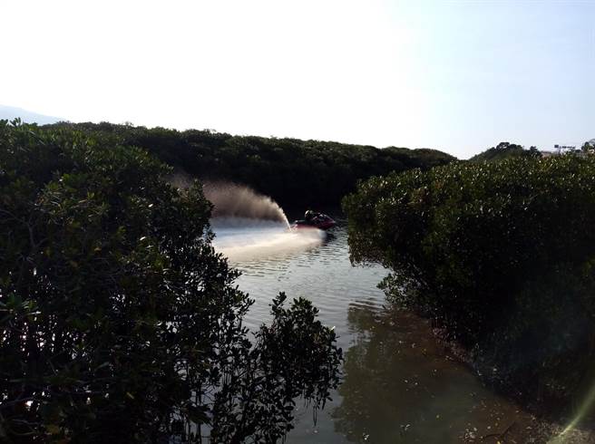 民眾骑乘水山摩托车闯进红树林保留区内。（罗东林区管处提供／李俊淇新北报导）