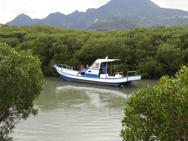 渔船进入红林保留区内被巡山员发现拍照，罗东林区管处已将船主函送法办。（罗东林区管提供／李俊淇新北传真）