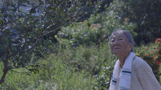 《綠色牢籠》跟隨良子阿嬤走進已成為廢墟的礦坑及被埋藏的人生回憶。(希望行銷提供)