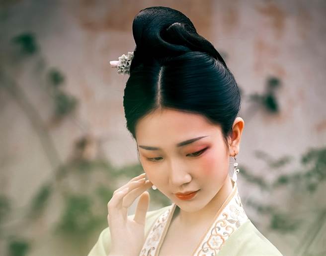 晚清一名丫鬟帮少爷洗脚的时候被发现身上「特殊之处」，成功上位成为妾。(示意图／达志影像)