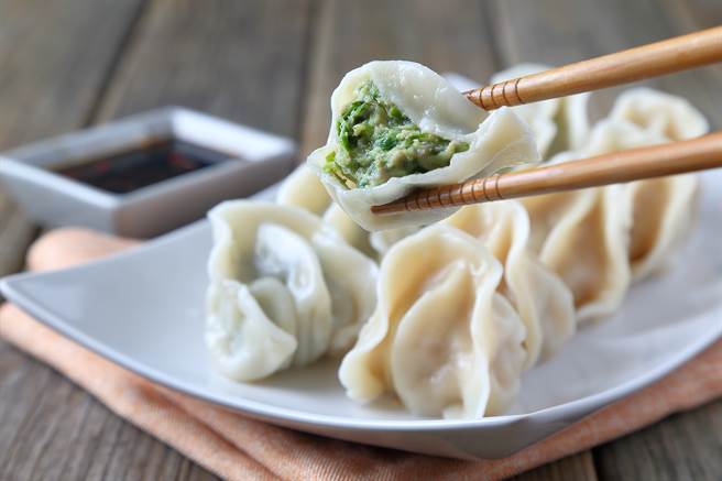 女友之后发现男友不吃水饺皮，对方则解释是从小的习惯，男友的妈妈都会帮忙吃掉，男友甚至要求她帮忙吃下。（示意图/Shutterstock提供）