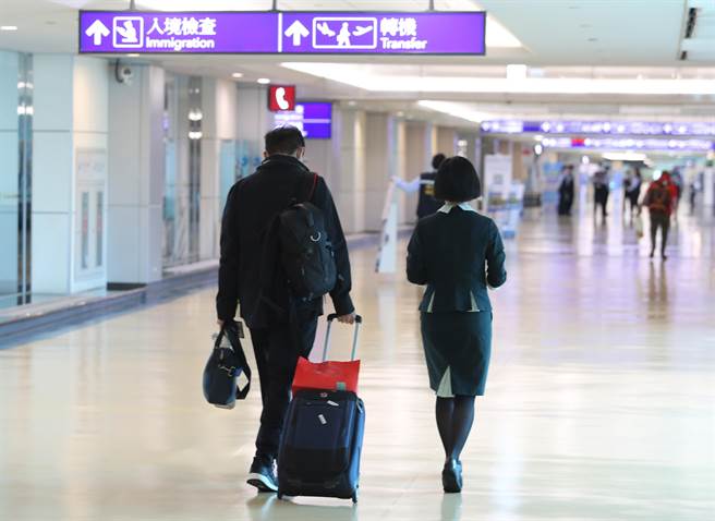 航空公司地勤人員為轉機旅客專人引導。（陳麒全攝）