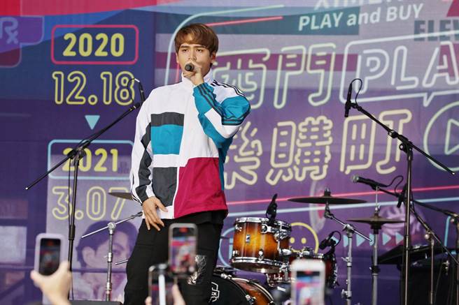 陈零九昨在西门町开唱。（台北市商业处提供）