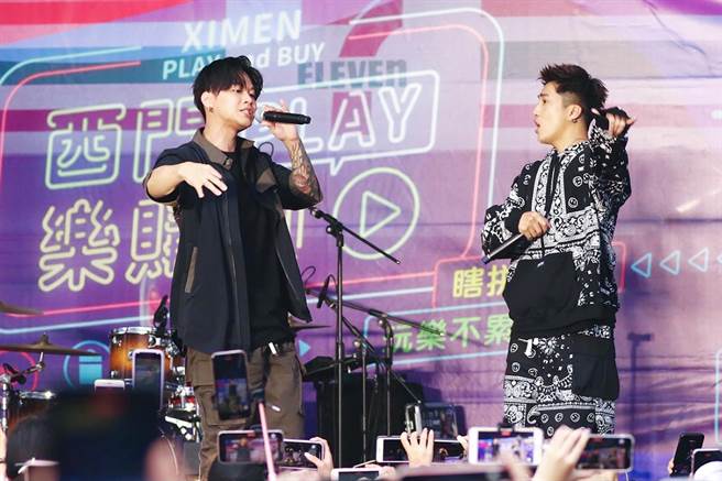 高尔宣、娄峻硕昨在西门町开唱。（台北市商业处提供）