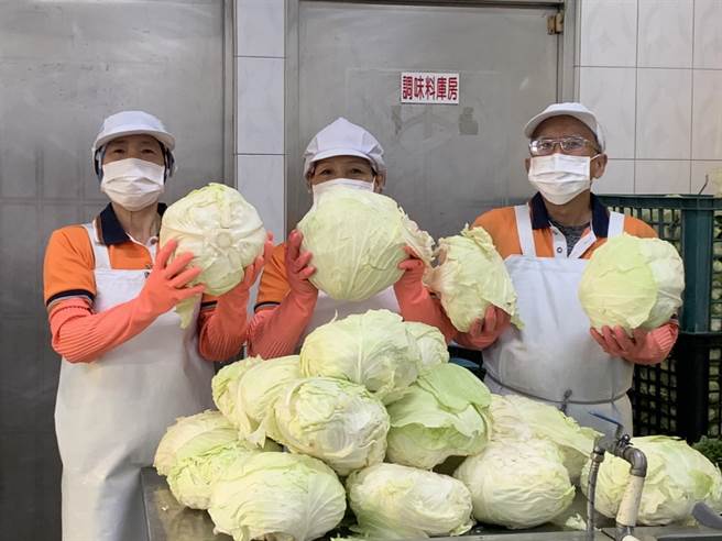 黃偉哲認購1500顆高麗菜由教育局分送各學校，幫學童午餐加菜。(台南市教育局提供／曹婷婷台南傳真)