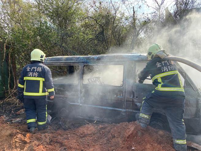 厢型车起火浓烟四窜，吓坏附近的居民。（金门县消防局提供）
