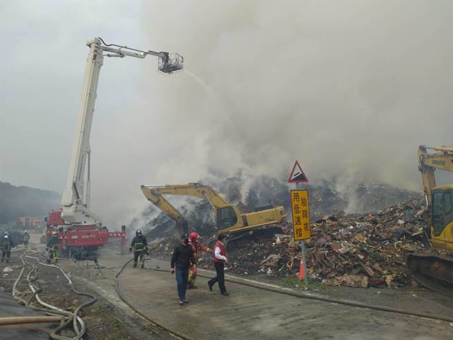 新北市环保局八里掩埋场后方巨大家具暂置区昨上午7时许突然起火燃烧，火势至今（1日）上午11时许尚未扑灭。（翻摄）