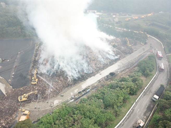 新北市环保局八里掩埋场后方巨大家具暂置区昨上午7时许突然起火燃烧，火势至今（1日）上午11时许尚未扑灭。（翻摄）