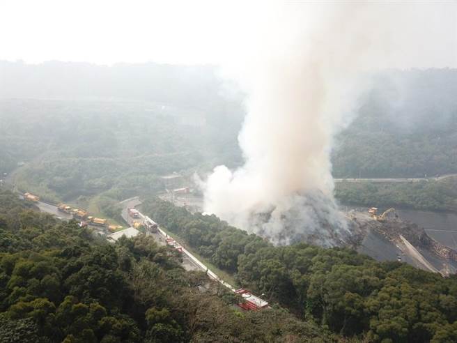 新北市环保局八里掩埋场后方巨大家具暂置区昨上午7时许突然起火燃烧，火势至今（1日）上午11时许尚未扑灭。（翻摄）