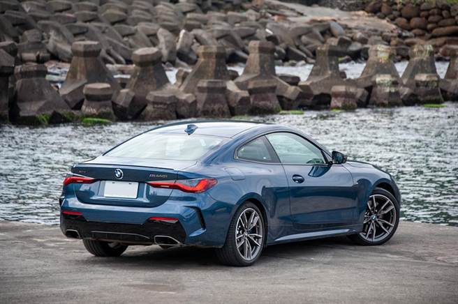 车尾配置极具流动感的3D立体LED尾灯。（陈大任摄）