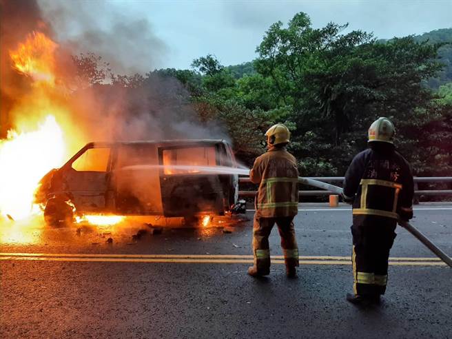 一辆厢型车今天在苏花公路发生擦撞后忽然起火燃烧。（翻摄照片／李忠一宜兰传真）