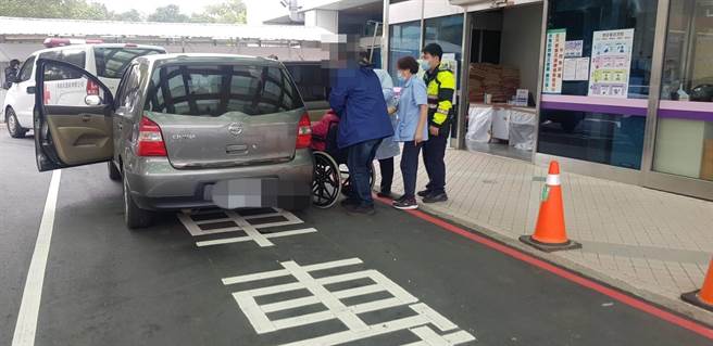 李姓男子的母親身體不適，桃警幫忙開道就醫。(翻攝照片／蔡依珍桃園傳真)