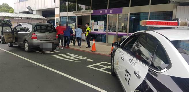 李姓男子的母親身體不適，桃警幫忙開道就醫。(翻攝照片／蔡依珍桃園傳真)