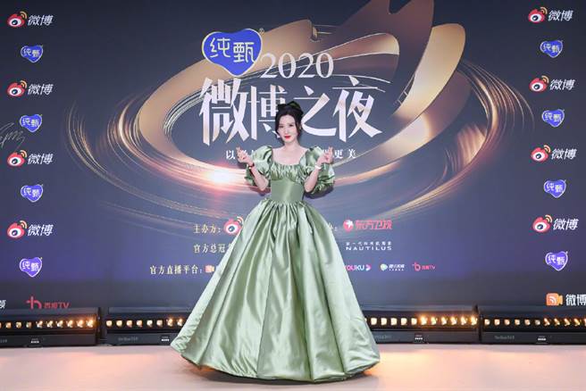 張萌28日參加微博之夜，隔天就去醫院看診。（圖／翻攝自微博）