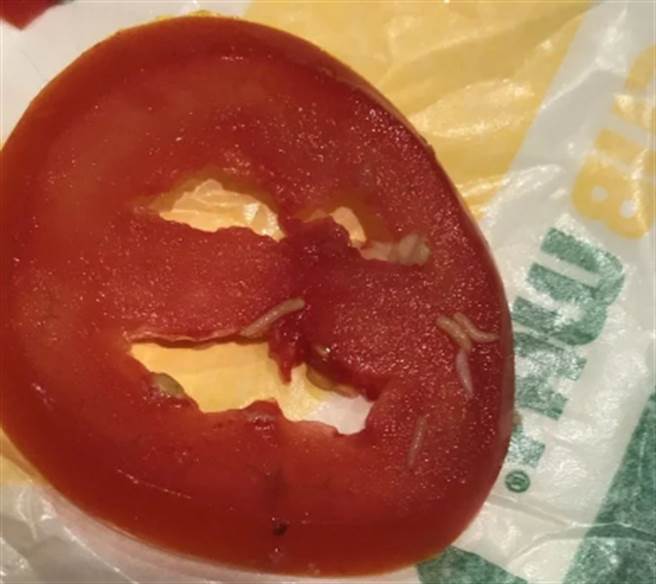 番茄上面爬滿蛆，嚇壞女網友。（翻攝Dcard）