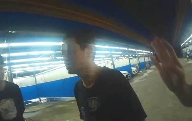 40多岁廖姓男子昨晚前往新北市汐止区某自助洗车场，趁杨姓车主忙碌洗车之际，偷窃杨男放置于一旁的零钱。（翻摄）