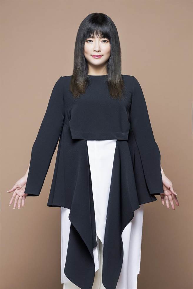 星座专家唐绮阳携手beautyblender推出联名美妆。（beautyblender提供）