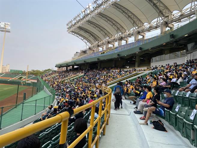 2月28日澄清湖棒球场的中信兄弟、统一狮之战，现场观眾4611人，是2017年以来在澄清湖球场进行的热身赛新高。（高雄市政府运发局提供／廖德修台北传真）