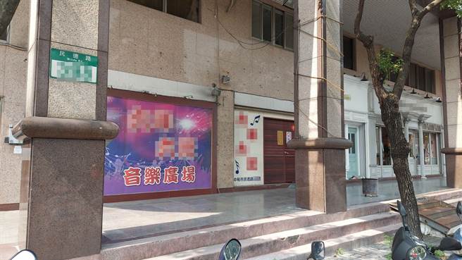 張嫌在店內裝闊不僅開了2瓶洋酒，甚至要店內7名陪唱小姐都一起過來唱歌，酒過三巡後老闆要求張嫌先結帳，張嫌才坦承身無分文。（翻攝）