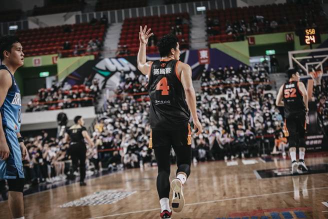 高國豪1日在最後1分07秒投進關鍵三分球，幫助攻城獅中止5連敗。(攻城獅提供)