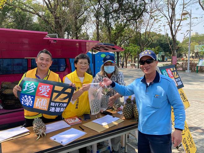 时代力量邀请民眾连署支持藻礁公投，同时义卖凤梨，所得将捐给藻礁公投主办单位。（时代力量提供／刘秀芬台南传真）