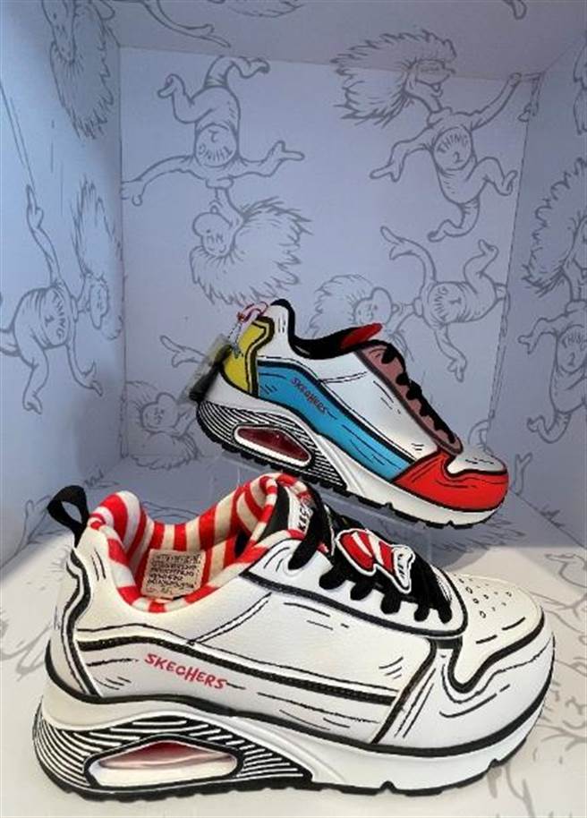 新光三越台北南西店SKECHERS x Dr. SEUSS休閒鞋有2款，记忆枕头鞋垫增加透气，鞋底约增高4公分，每双2990元。（郭家崴摄）