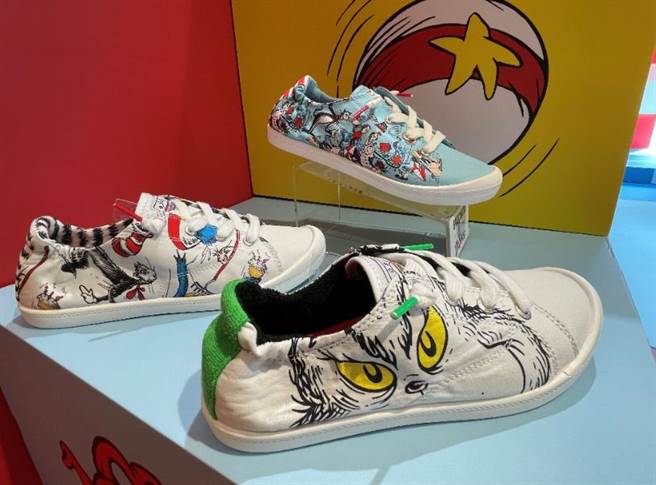 新光三越台北南西店SKECHERS x Dr. SEUSS帆布鞋，不用绑鞋带，方便穿脱，每双1890元。（郭家崴摄）