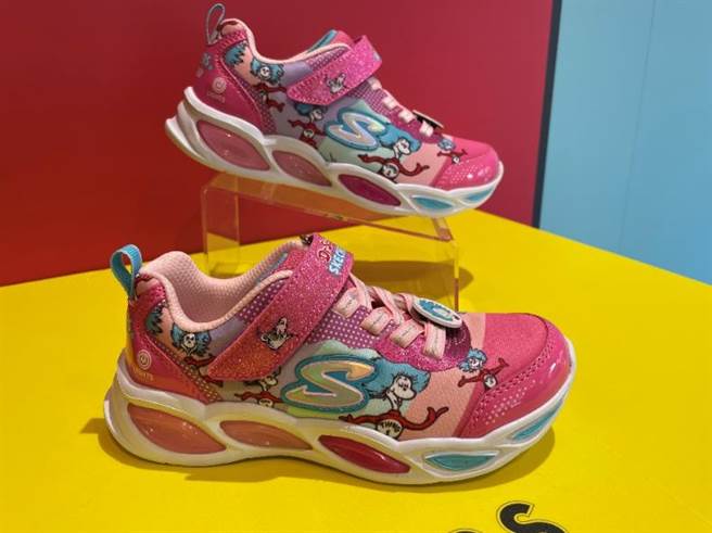 新光三越台北南西店SKECHERS x Dr. SEUSS儿童灯鞋1990元。（郭家崴摄）