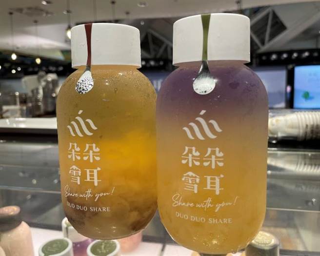 新光三越台北南西店「朵朵雪耳」白木耳饮，经典红枣（左）、蜂蜜柠檬（右），皆为320ml、110元。（郭家崴摄）