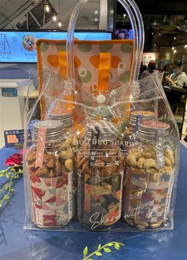 新光三越台北南西店「朵朵雪耳」坚果礼盒，单罐250元，6入特价1390元。（郭家崴摄）