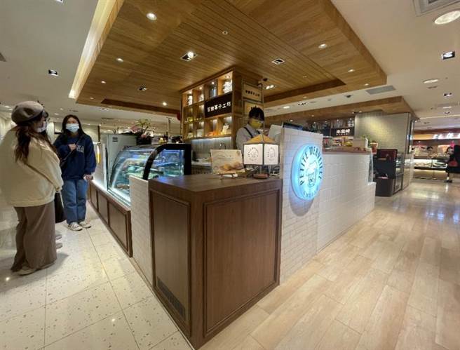新光三越台北南西店昨开幕的「函馆菓子工坊」是全台唯一实体店铺。（郭家崴摄）