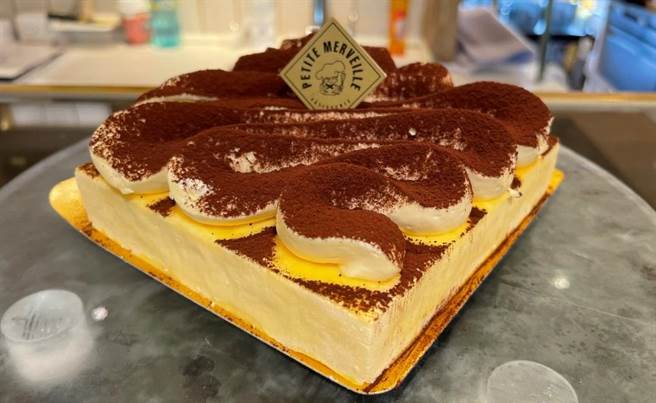 新光三越台北南西店「函馆菓子工坊」与日本同步引进1月在日本推出的提拉米苏蛋糕，原味和焦糖都是660元。（郭家崴摄）