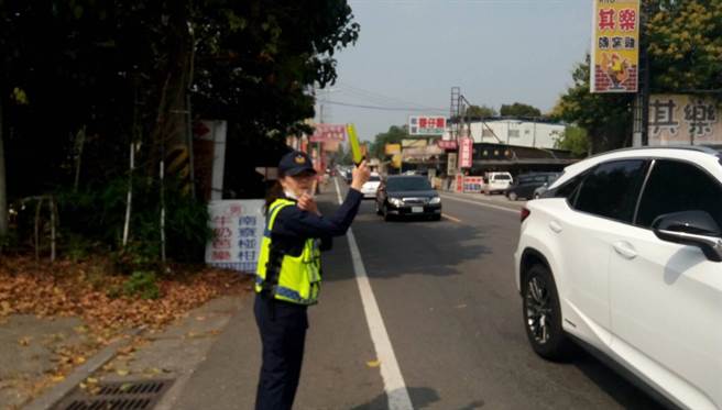 228连假期间，台南白河警分局动员警力及民力188人次维护交通顺畅。（读者提供／刘秀芬台南传真）