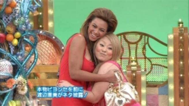 渡边与碧昂丝多年前首次相见，将在美成为同门艺人。（http://botchcruising.hatenablog.jp/entry/2015/04/23/020414）