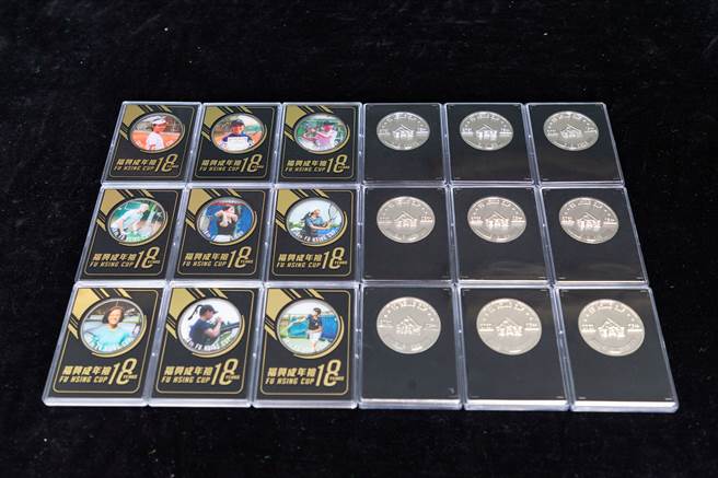 福兴杯网球赛与会选手获赠客制化专属纪念币。（海硕整合行销提供）