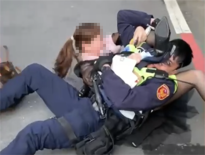 黑丝袜贵妇违停爱车被拖吊，辱警王八蛋还当街扭打，不过她现身控诉遭员警「误导」才情绪失控，自觉满腹委屈。(翻摄画面)