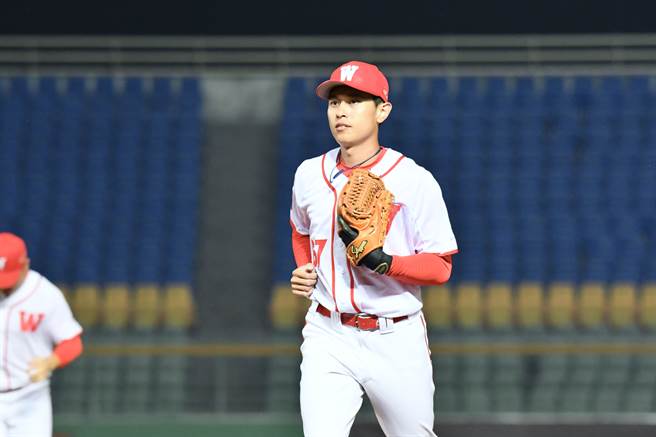 味全龙内野手吴东融因触身球休兵多日，今在对战富邦悍将的官办热身赛中替补出赛。（味全龙提供）