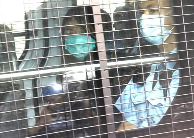 香港47名泛民人士因参与去年7月民主派初选的人士被警方控以「串谋颠覆国家政权罪」，今日在西九龙裁判法院出庭。（取自东网）