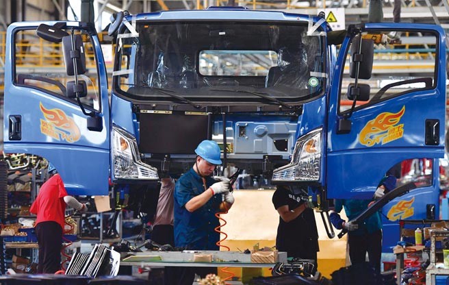 2月制造业与非制造业採购经理人指数（PMI）双双回落。图／中新社